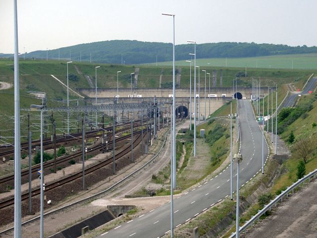 800px-Eurotunnel_Coquelles_2008